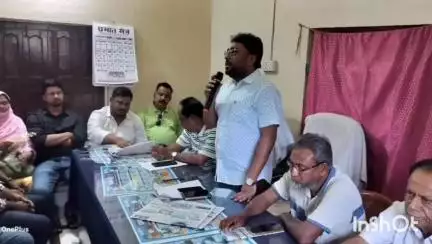 पाकुड़: कांग्रेस कार्यालय में महासचिव तनवीर आलम ने कार्यकर्ताओं संग "संविधान बचाओ रैली" को लेकर की बैठक,भरा जोश