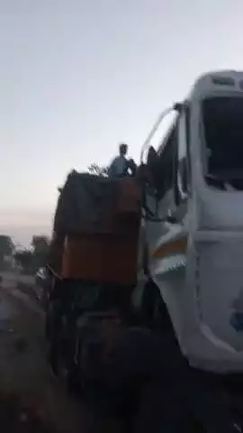 rampur nainital highway par hua accident chaku choraha par 
driver ki laparvahi se #rampur #viralvideo