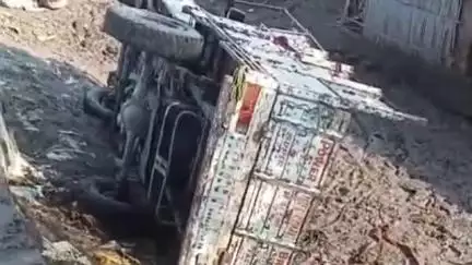 बलिया: तुलसी टोल वार्ड संख्या तीन में डीजे लदा वाहन पलटा, चालक को मामूली चोटें आईं