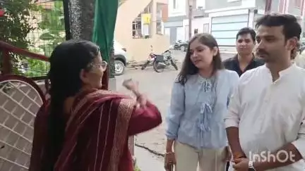 उज्जैन शहर: कतर में फंसी एयर होस्टेस मनीषा भटनागर उज्जैन लौटीं, सास ने तिलक लगाकर किया स्वागत