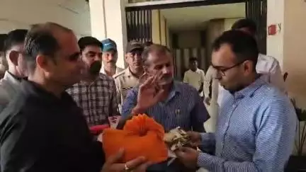 हनुमानगढ़: गोलूवाला को नगरपालिका बनाने पर जिला कलक्टर का स्वागत, समाजसेवी नवनीत निवाद के नेतृत्व में जताया गया आभार
