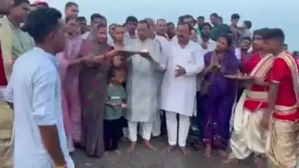 बदायूं: बदायूं के कछला गंगा घाट पर भाजपा कार्यकर्ताओं ने बिल्सी विधायक का जन्मदिन मनाया