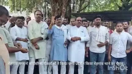 मेहगांव: गल्ला व्यापारी दीपू शर्मा को गिरफ्तारी को लेकर कांग्रेस का मेहगांव में जंगी प्रदर्शन