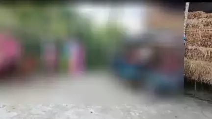 ময়নাগুড়ি: ফের ধর্না এবার বিয়ের দাবিতে নয় নাবালক প্রেমিককে ফিরে পেতেই নাবালিকার ধরনা নিরঞ্জনপাঠ এলাকায়