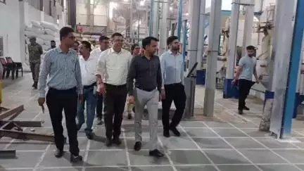 मंडला: कलेक्टर ने ग्राम मोहनटोला में 'एक जिला एक उत्पाद' के तहत स्थापित मिलेट प्रोसेसिंग यूनिट का किया निरीक्षण