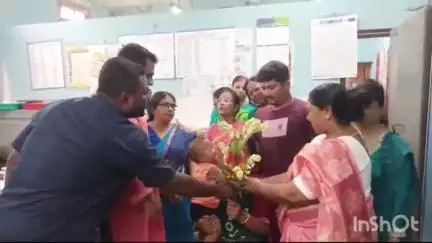 পান্ডুয়া: পান্ডুয়া গ্রামীণ হাসপাতালে দুজন শিশুকে টিকাকরণের পর শিশু ও অভিভাবকদের শুভেচ্ছা জানালে ব্লক স্বাস্থ্য দপ্তরের পক্ষথেকে