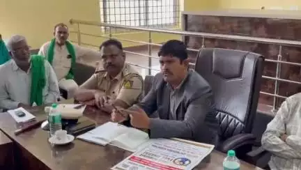 ಮೊಳಕಾಲ್ಮುರು: ಉಪವಿಭಾಗಾಧಿಕಾರಿಗಳಾದ ಮೆಹಬೂಬ್ ಜಿಲಾನಿ  ಅಧ್ಯಕ್ಷತೆಯಲ್ಲಿ ರೈತರ ಬೆಳೆ ಪರಿಹಾರ ಮತ್ತು ಇತರೆ ವಿಷಯಗಳ ಕುರಿತು ಪಟ್ಟಣದಲ್ಲಿ ಸಭೆ