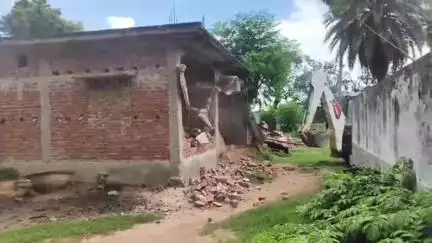 सनहौला: पोठिया गांव में प्रशासन ने अतिक्रमणकारियों के घर पर कड़ी सुरक्षा के बीच चलाया बुलडोजर