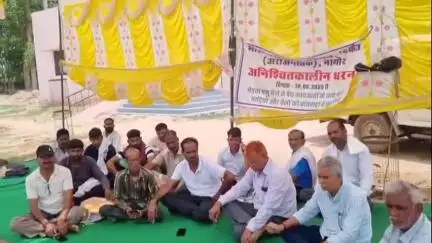 नागौर: नागौर के पशु प्रदर्शनी स्थल पर नौवें दिन भी धरना जारी, कोई समाधान नहीं निकला, सरकार की सद्बुद्धि के लिए लगाया पौधा
