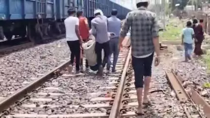 गुना नगर: बांसखेड़ी में अशोकनगर रेलवे ट्रैक पर मेमू ट्रेन से गिरकर युवक घायल, अस्पताल में भर्ती