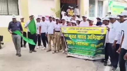 जहानाबाद: नशा मुक्त भारत अभियान के लिए नुक्कड़ नाटक टोली को समाहरणालय से किया गया रवाना