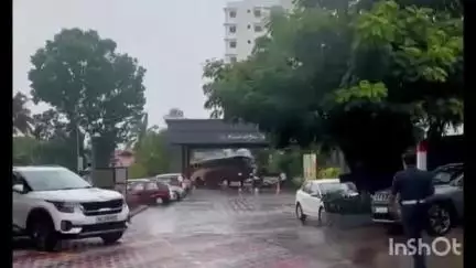 തിരുവല്ല: കെഎസ്ആർടിസി ബസ്സിനുള്ളിൽ വെച്ച്  ബോധരഹിതയായ പെൺകുട്ടിയെ ബസിൽ തന്നെ തിരുവല്ല മെഡിക്കൽ മിഷൻ ആശുപത്രിയിലെത്തിച്ചു