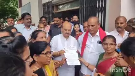 ಹಾವೇರಿ: ಬಾಕಿ ವೇತನ ಸೇರಿದಂತೆ ವಿವಿಧ ಬೇಡಿಕೆಗಳ ಈಡೇರಿಕೆಗೆ ಆಗ್ರಹಿಸಿ ನಗರದಲ್ಲಿ ಸಂಸದ ಬೊಮ್ಮಾಯಿಗೆ ಅಂಗನವಾಡಿ ಕಾರ್ಯಕರ್ತೆಯರ ಮನವಿ