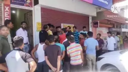 মাথাভাঙা ১: মাথাভাঙা পশ্চিমপাড়া এলাকায় মোবাইল চুরির অভিযোগে আটক 1