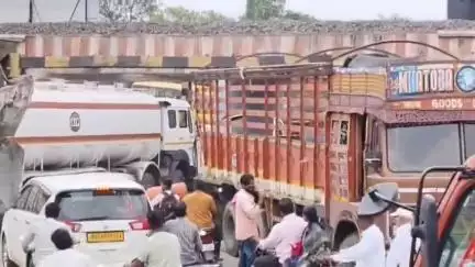 पंढरपूर: आषाढी वारीच्या अगोदरच पंढरीत डीवायएसपी कार्यालयाजवळ रेल्वे ब्रिजखाली ट्रॅफिक जाम, वाहनांच्या लांबच लांब रांगा