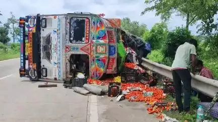 নারায়ণগড়: মকরামপুরে জাতীয় সড়কে নিয়ন্ত্রণ হারিয়ে উল্টে গেল টমেটো বোঝাই লরি