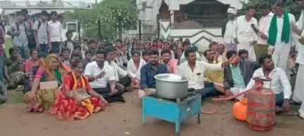 ಜಗಳೂರು: ಅಣಬೂರು ಶಾಲೆಗೆ ಶಿಕ್ಷಕರನ್ನ ನೇಮಿಸುವಂತೆ ಆಗ್ರಹ, ಜಗಳೂರಲ್ಲಿ ರಸ್ತೆಯಲ್ಲಿ ಅಡುಗೆ ಮಾಡಿ ವಿದ್ಯಾರ್ಥಿಗಳ ಪ್ರತಿಭಟನೆ