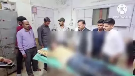 अमलीपारा पुल के डिवाइडर में टकराने से बाइक चालक घायल, हालचाल जानने पहुंचे विधायक प्रतिनिधि मनराखन देवांगन