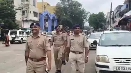 હાલોલ: શહેરમાં યોજાનારી રથયાત્રાને લઇ નગરમાં હાલોલ ટાઉન પોલીસ દ્વારા ફ્લેગ માર્ચ યોજાઇ