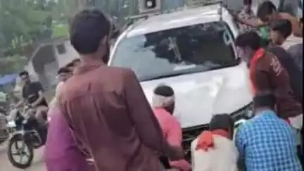 सोहागपुर: फॉरेस्ट ऑफिस के पास पूर्व कैबिनेट मंत्री की कार नाले में घुसी, मंत्री बाल-बाल बचे, वीडियो वायरल