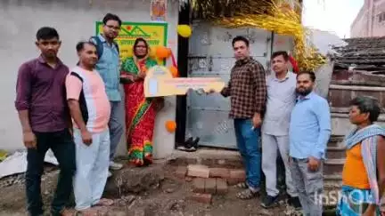 उधवा: पूर्वी उधवा पंचायत में अबुआ आवास योजना के तहत चार लाभार्थियों को गृह प्रवेश कराया गया