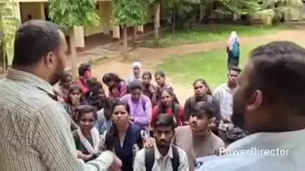 ಚಾಮರಾಜನಗರ: ನಗರದಲ್ಲಿ ಪ್ರವೇಶಪತ್ರಕ್ಕಾಗಿ ವಿದ್ಯಾರ್ಥಿಗಳ ಪ್ರತಿಭಟನೆ, ಪ್ರಕರಣ ಸುಖಾಂತ್ಯ
