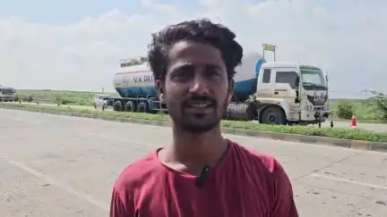 દાહોદ: દાહોદ નજીક અમદાવાદ ઇન્દોર હાઇવેના કાળી તળાઈ ગામ નજીક ગેસ ભરેલ ટેન્કર લીકેજથી દોડધામ ફાયર વિભાગની ટીમ કામે લાગી