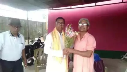 ধূপগুড়ি: রাঙ্গামাটি চা বাগানে বাড়িতে গিয়ে মন্ত্রীকে পুষ্পস্তবক ও স্মারক সন্মান তুলে দিলেন মাল সাংস্কৃতিক সংস্থা