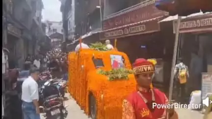 नैनीताल: तल्लीताल बाजार स्थित घर से गाजे-बाजे के साथ निकाली गई सेवानिवृत शिक्षिका बीना पांडे की शव यात्रा