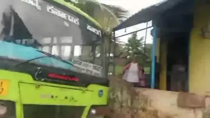 ಕಾರವಾರ: ಅಂಬೇಜೂಗದ ರಸ್ತೆ ಪಕ್ಕ ಹೂಳಿನಲ್ಲಿ ಸಿಲುಕಿದ ಬಸ್, ಪ್ರಯಾಣಿಕರ ಪರದಾಟ