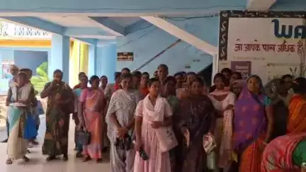 सिमडेगा: गोसाईंटोली गांव की महिलाओं ने राशन कटौती की शिकायत को लेकर अंचल कार्यालय का किया घेराव #jansamasya