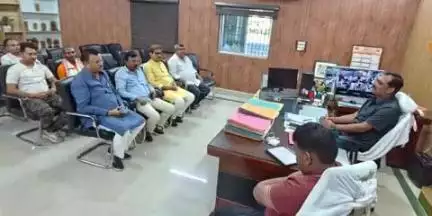 बरकागाँव: विधायक रोशन लाल चौधरी ने कानून व्यवस्था दुरुस्त करने को लेकर एसपी से मुलाकात की