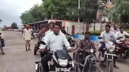 खरगौन: ज़िले भर के दिव्यांगों ने पेंशन राशि बढ़ाने की मांग को लेकर कलेक्ट्रेट में पहुंचकर सौंपा ज्ञापन