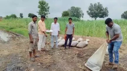 तुमसर: सोंड्या येथे हातभट्टीच्या दारू अड्ड्यावर सिहोरा पोलिसांची धाड, ४५ हजार रुपयांचा मुद्देमाल जप्त