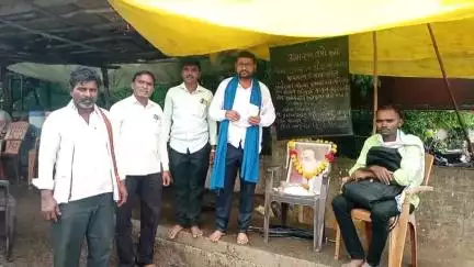 औंढा नागनाथ: ढेगज येथील युवकाचे पंचायत समिती येथे उपोषण, रिपब्लिकन सेनेचे युवा प्रदेशाध्यक्ष किरण घोंगडे यांची उपोषण स्थळीभेट