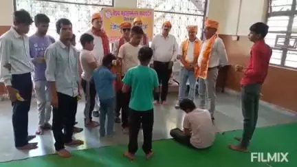 मुरैना नगर: माधोपुरा पुलिया के पास वृद्ध आश्रम में वैश्य समाज ने नेत्रहीन बच्चों को फल बांटकर मनाया सेवा दिवस