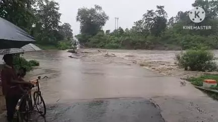 बिलासपुर: भारी बारिश के कारण ग्राम बिलासपुर का टूटा ज़िला मुख्यालय से संपर्क