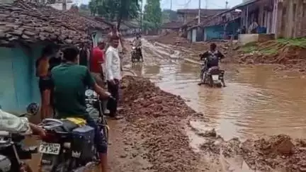 मझौली: गिजवार-टिकरी रोड पर ठेकेदार की लापरवाही के कारण कीचड़ से भरी सड़क, आवागमन हुआ मुश्किल