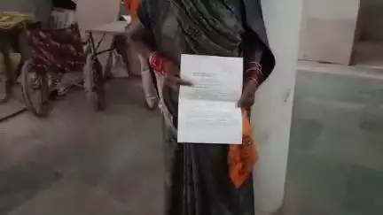 नरसिंहपुर: उकास गांव की आदिवासी महिला ने बेटे के इलाज के लिए जमीन बेचने की लगाई गुहार