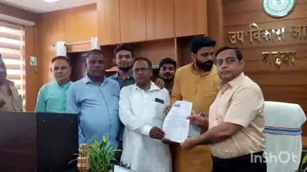 गढ़वा: विधायक कोटा में पारदर्शिता की मांग को लेकर झामुमो ने निगरानी समिति बनाने को लेकर डीडीसी को सौंपा ज्ञापन