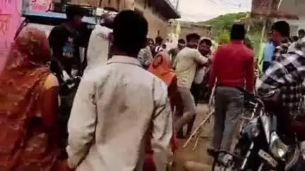 छतरपुर: ललौनी गांव में दबंगों का आतंक, गाली-गलौज व झूमा-झटकी का वीडियो हुआ वायरल