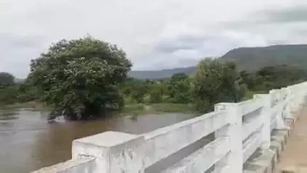 ಕೊಳ್ಳೇಗಾಲ: ಶಿವನಸಮುದ್ರದ ಕಾವೇರಿ ನದಿ ಸೇತುವೆಯಲ್ಲಿ ಸೆಲ್ಫಿ ಕ್ಲಿಕ್ಕಿಸಿಕೊಳ್ಳಲು ಮುಂದಾದ ಪ್ರವಾಸಿಗರಿಗೆ ಪೊಲೀಸರಿಂದ ತರಾಟೆ