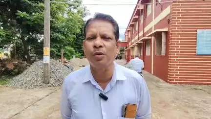 ଖଲ୍ଲିକୋଟ୍: ଫେରାର ଅଭିଯୁକ୍ତ ଘରେ ଲଟକା ଜାରିକୁ ନେଇ ଖଲ୍ଲିକୋଟ କୋର୍ଟ ପରିସରରେ ପ୍ରତିକ୍ରିୟା ରଖିଲେ ଆଇନଜୀବୀ ସିମାଞ୍ଚଳ ବେହେରା