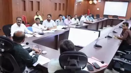 कोडरमा: समाहरणालय सभागार में उपायुक्त की अध्यक्षता में उद्योग विभाग की योजनाओं की समीक्षा की गई, कई दिशा निर्देश जारी