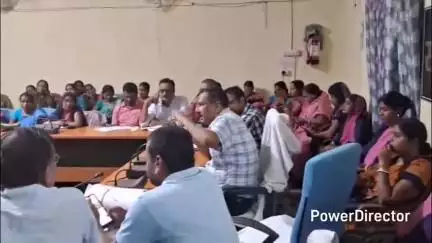 सारवां: प्रखंड सभागार में 85 मतदान केंद्रों के बीएलओ और सुपरवाइजरों को जिओ फिनिशिंग व नजरी नक्शा का प्रशिक्षण दिया गया