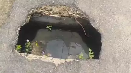 मेदिनीनगर (डालटनगंज): वार्ड 13 जेलहाता रेलवे लाइन किनारे नाली की निकासी तीन साल से बंद, बारिश होने पर घरों में कैद हो जाते हैं लोग #jansamasya
