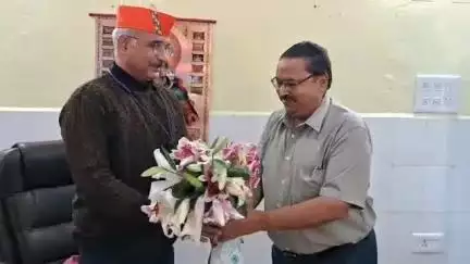 पौड़ी: स्वास्थ्य निदेशक गढ़वाल मंडल चंद्र प्रकाश त्रिपाठी ने संभाला कार्यभार, सीएमओ ने किया स्वागत
