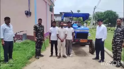 गढ़वा: नवादा के मधु टोला क्षेत्र में एसडीएम ने अवैध बालू से लदा ट्रैक्टर पकड़ा, पुलिसकर्मी के परिजन का होने का संदेह