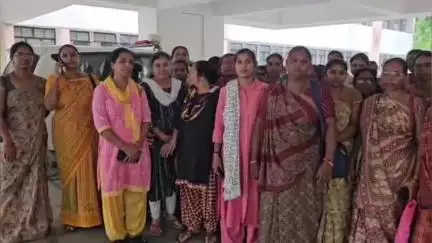 ગોધરા: BLOની કામગીરીનો આંગણવાડી કાર્યકર બહેનોએ વિરોધ દર્શાવી જીલ્લા ક્લેક્ટરને આવેદન પત્ર પાઠવ્યું.#jansamasya