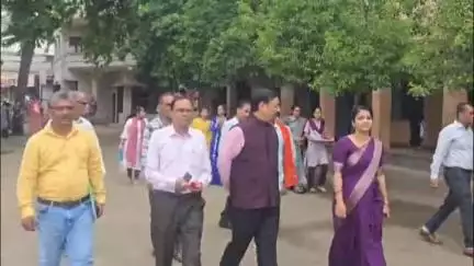 ઝાલોદ: જિલ્લા ભાજપ મહામંત્રી દ્વારા ઝાલોદની માંડલીખૂંટા સહિત ત્રણ શાળામાં બાળકોનો પ્રવેશોત્સવ કરાવવામાં આવ્યો